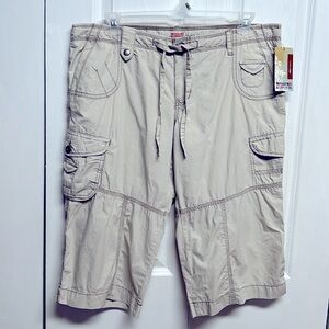 Mossimo Cream low Rise Relaxed Fit Cargo Crop Pants Jr Size 17 NWT